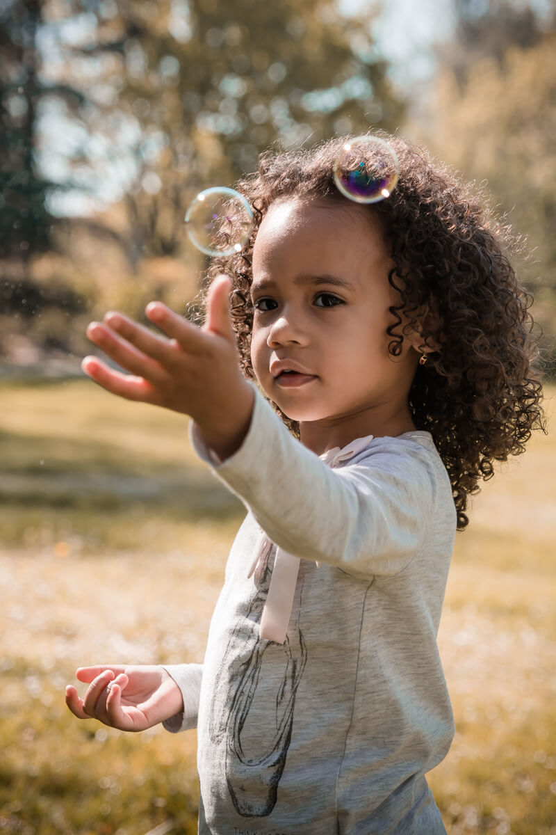 Portrait d'une petite fille jouant avec des bulles de savon